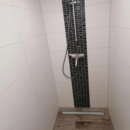 Hubsches Und Ruhiges Mit Beheiztem Pool Apartment